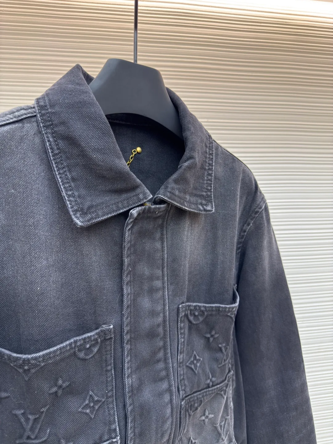 LOUIS VUITTON embossed pocket denim jacket ●Authentic product: Purchased and developed by 14219 ●Item number: 1680246-B95 ●Fabric: Denim denim fabric ●Technology: Heavy industrial washing ●Version: Fitted version ●Size: 46-48-50-52 ●Weight: about 1035g ●Description: The overall wiring is straight and delicate, the fabric is comfortable and soft, the color is consistent and there is no color difference
